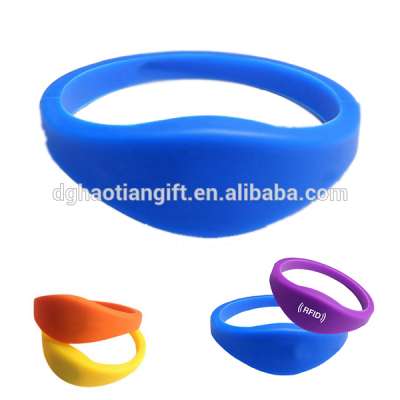 Dongguan Manufacturer customize logo RFID silicone chip bracelet wristband